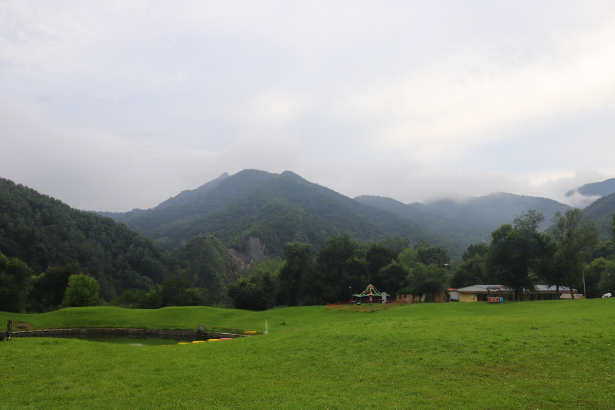 玉渡山广袤无垠的草地玉渡山景区要翻过山梁才能到达这里是龙庆峡上游