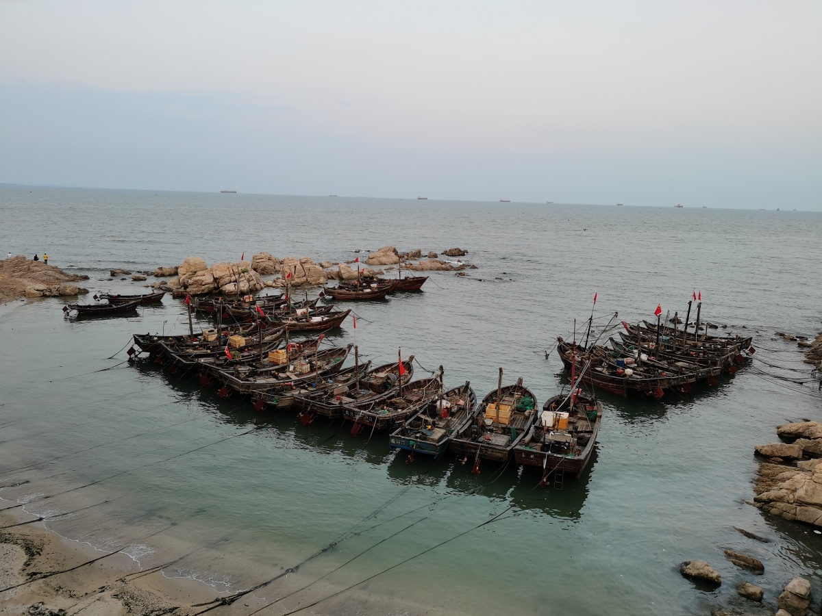 礁石海滩渔港日落打鱼人摄于北戴河