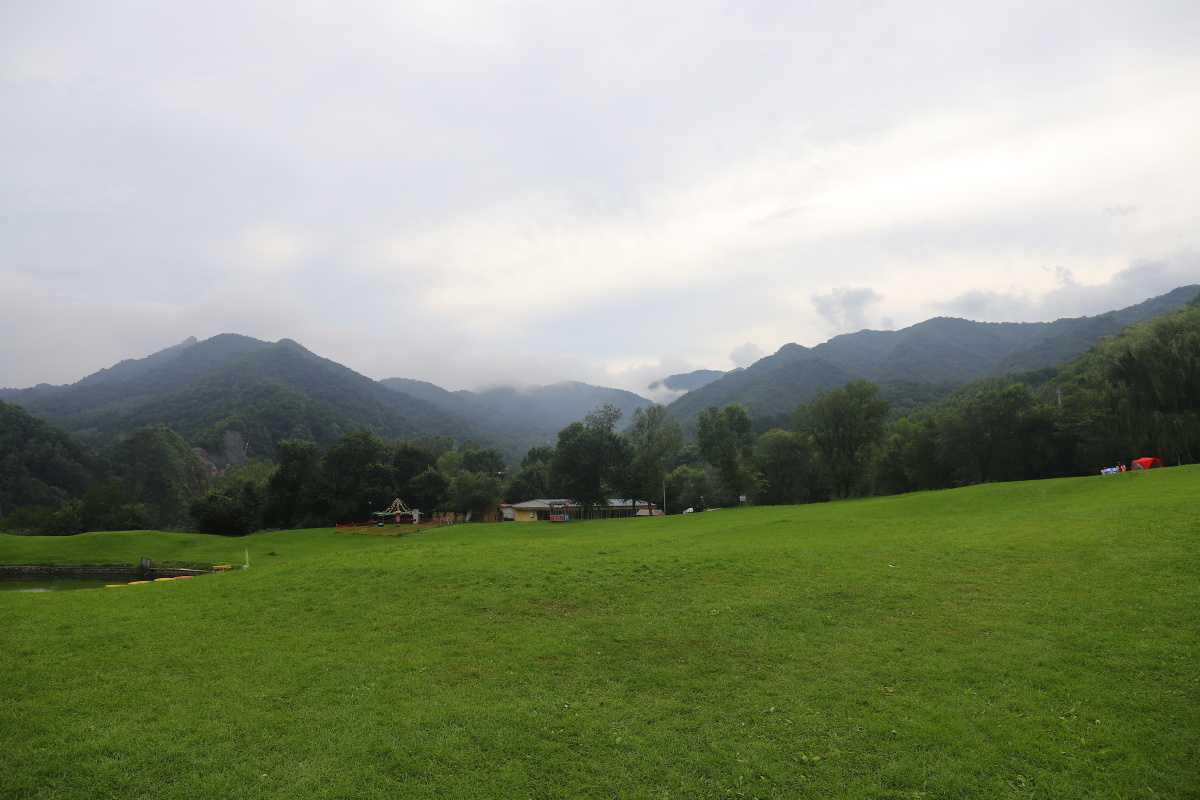 玉渡山广袤无垠的草地玉渡山景区要翻过山梁才能到达这里是龙庆峡上游