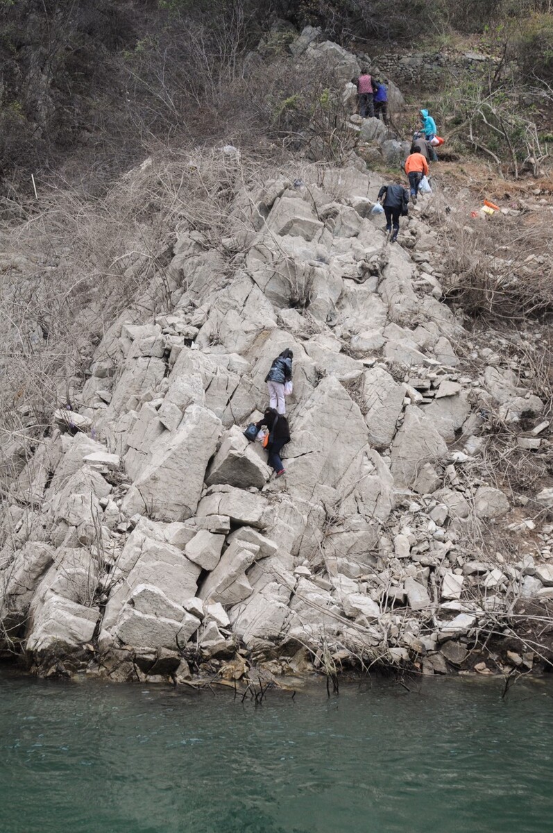 2011年3月19日重庆巫山至培石的班船停靠沿途一处码头后,当地人爬过岸边的石坡才能走上回家的小道。