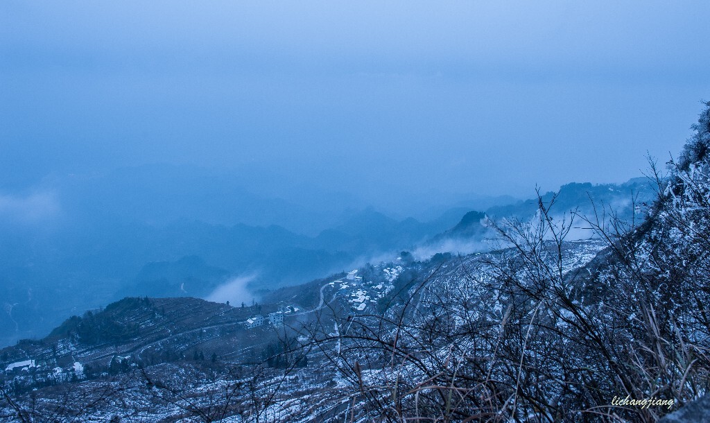 追雾！--孩子们在山上追逐嘻闹了一下午，打完雪仗、烤完篝火、吃完雪地烤全羊、没有喝完一瓶常温啤酒，大家走路下山。在山坳口，发现山下一大片白雾由左及右快速的拂过，我马上脱包架机器，终于还是抓住了一点尾巴！有遗憾有惊喜！（2016年2月4摄于湘西里耶八面山）