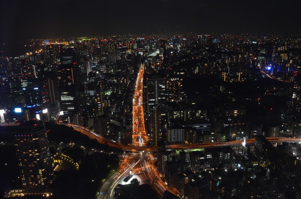 03 东京塔——城市的血脉<br />
日本之行其实偷懒了,一路没有好好照相,到东京却突然后悔了,特别是倒数第二天晚上心血来潮,搭最后一班观光电梯上了东京塔最高观景台,发现没有带脚架的时候后悔莫及,只好拿Lonely Planet垫着架在扶手上拍长曝光拍到了这张。俯瞰的夜景,最美的总是街道,唯有街道的光流能让人感受到这座城市的生气。而且,街道的形状,是能够看出城市性格的。比如京都的街道是棋盘般的方正,巴黎放射状的街道看起来有种教堂花窗般的精致繁复,而东京这个角度街道形成的形状恰好又像一座平放的东京塔,看到的时候不禁很心动。面试的时候这是唯一一张被评为“一颗赛艇”的,感觉也是受宠若惊了>_<