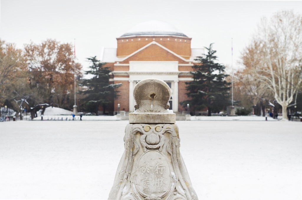 12 大礼堂·日晷<br />
圣诞节后微雪的早晨,本学期唯一一次严肃地拍校园雪景。机位什么的都没有新意,只是还是很想看到这样的景色出现在自己的镜头中。