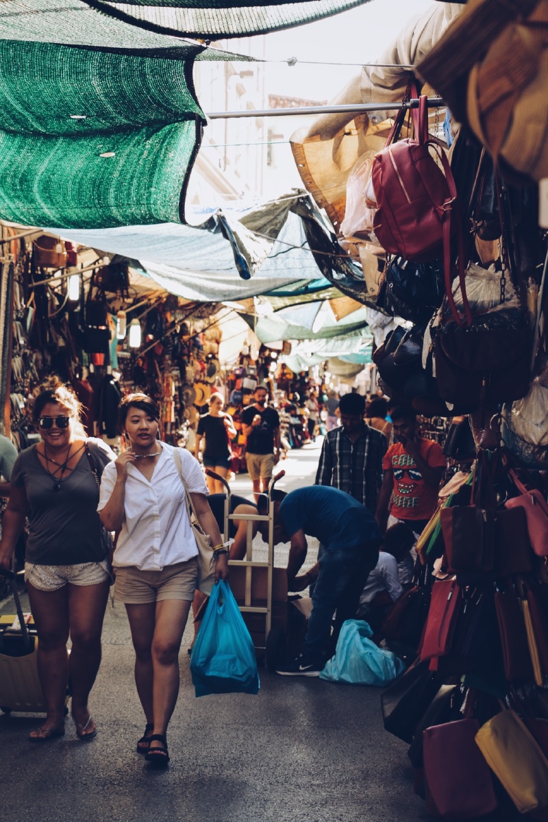 这是佛罗伦萨的一个露天市场,在炎炎夏日依旧熙熙攘攘,川流不