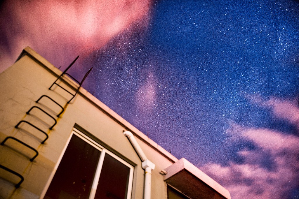 为何说奇迹之景，偌大杭城，雾霾肆意，想在主城区拍到星空实属不易，夸张点来说几乎不可能， 由于尼伯特影响 空气变得格外通透，于是大半夜扛起脚架就往楼顶拍了几张，特别梦幻出现在杭城的星空 ，不过台风太大，云速也很快 所以很快星空就被遮罩住了，所以我很庆幸！