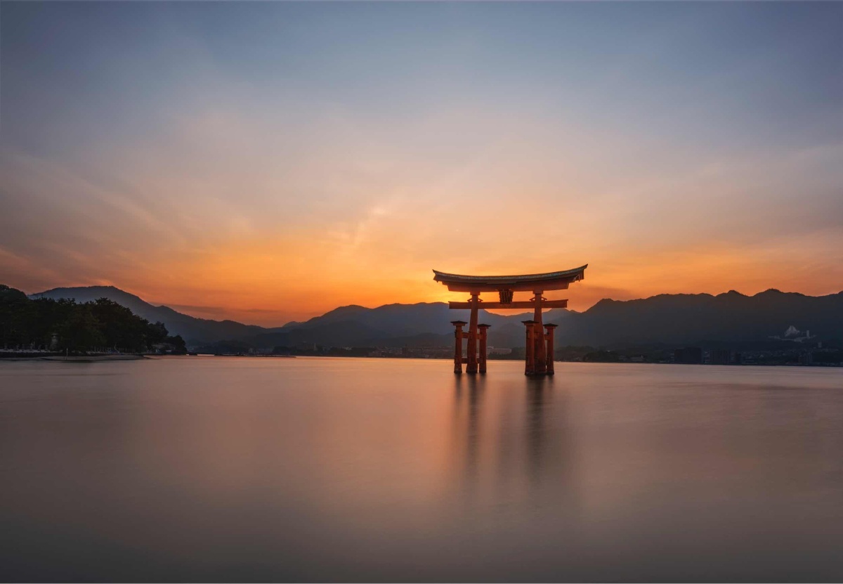 日本严岛神社前的大鸟居傍晚景色