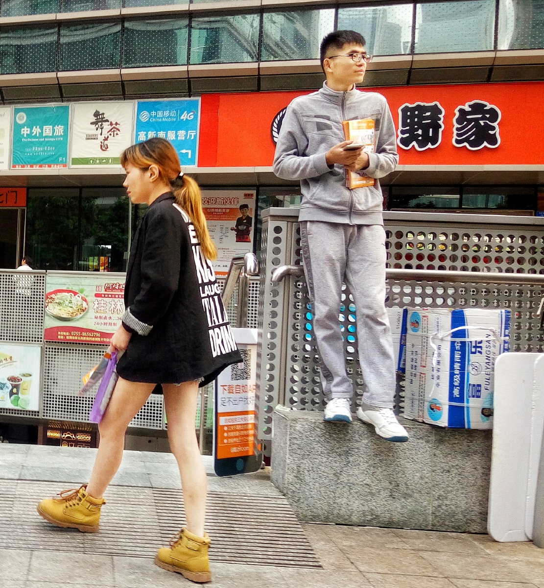 无题，<br />
嗯，真的无题，我也不知道想拍什么，但是又好像又挠中了什么，莫名的。。。