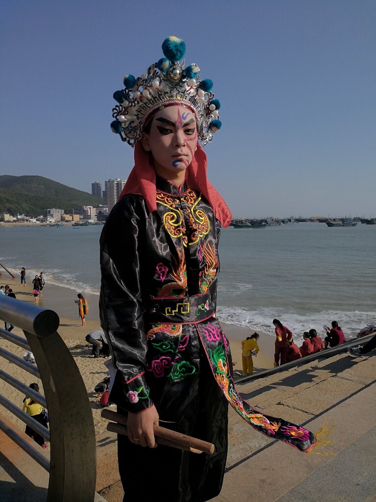 站在海边的英歌舞队员（正月十八，汕头南澳）