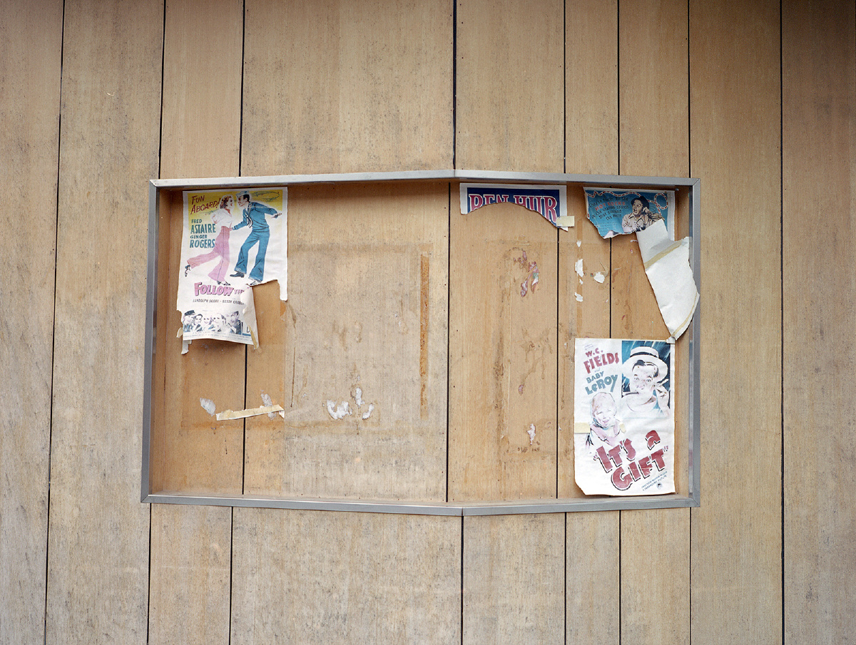 墙上破损的海报.(摄于2020年6月,广州)