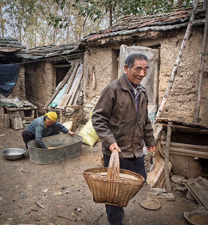 照片描述两位老人劳作.