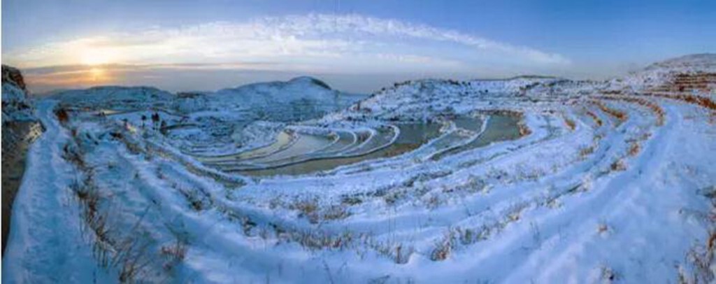 朱建雄 摄 卿语 诗<br />
<br />
《雪舞大地》<br />
广袤天地<br />
如梦如幻<br />
你最是那<br />
天上人间<br />