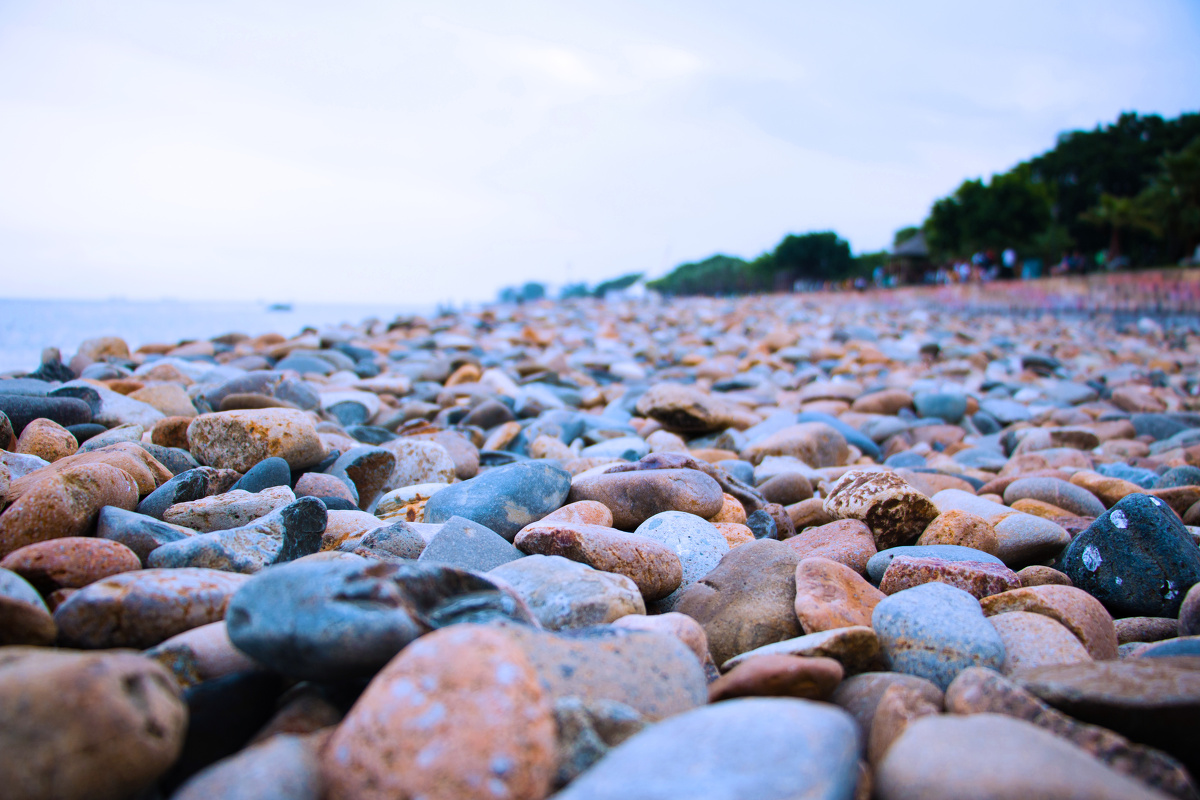 厦门海边某处全是石头的沙滩●▽