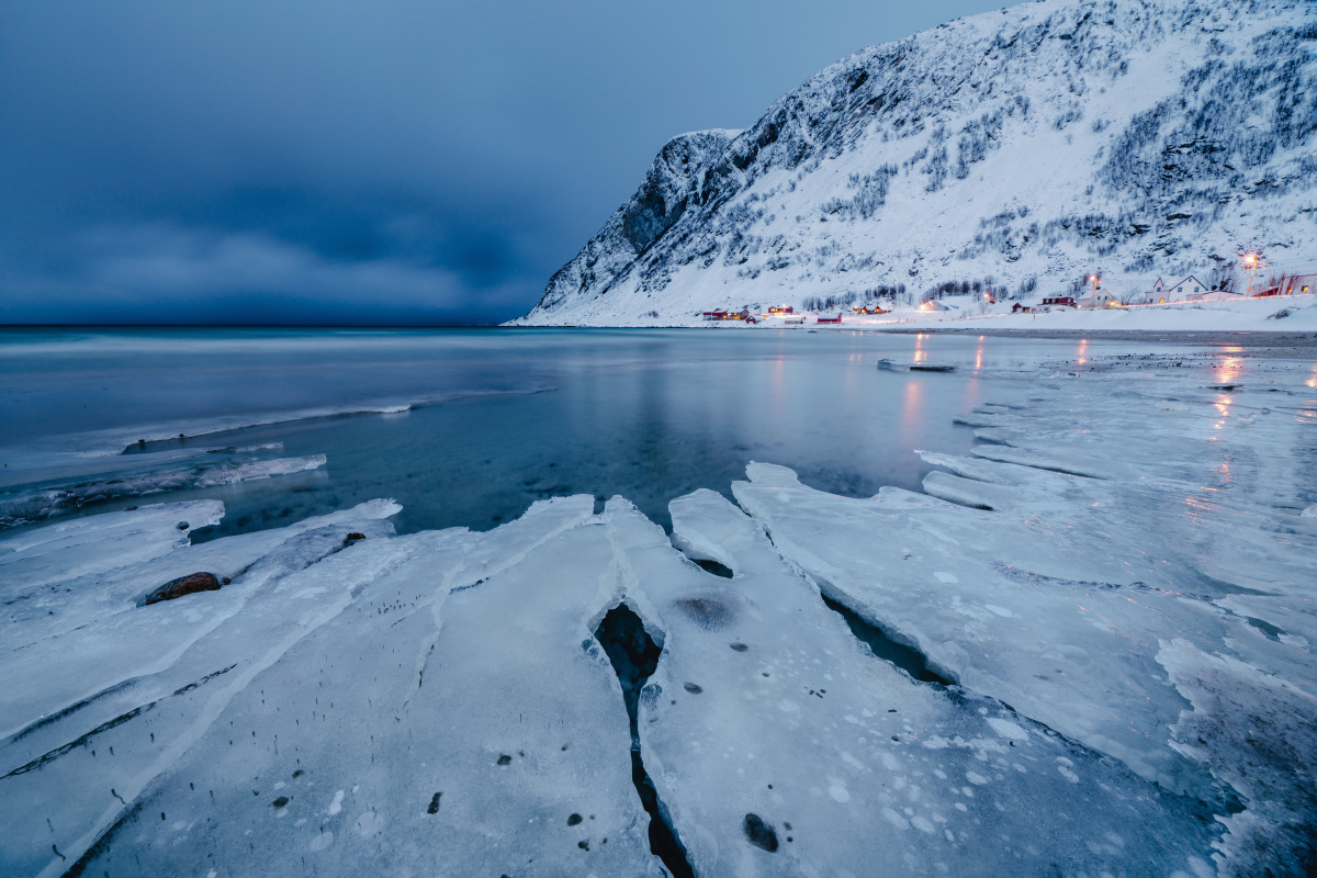 冬日冰封的挪威海岸线,冰雪与北大西洋的交融.