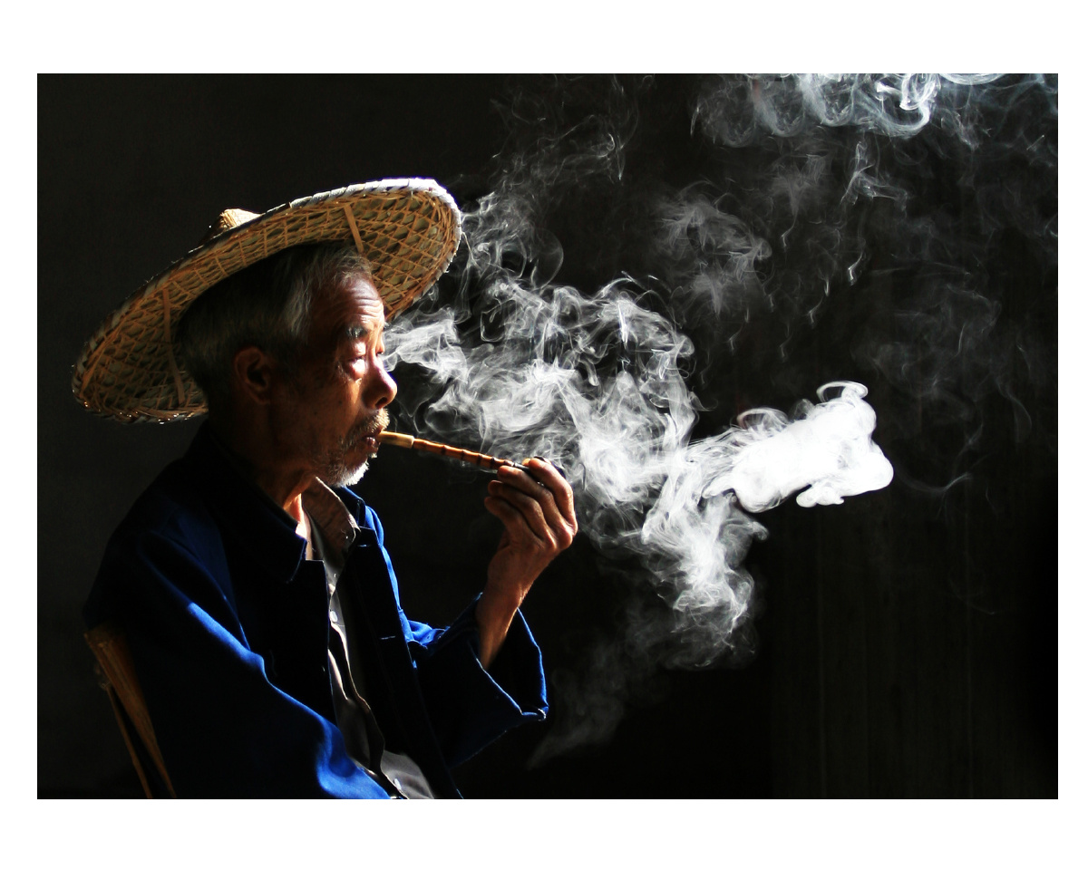 《吸烟的老人》