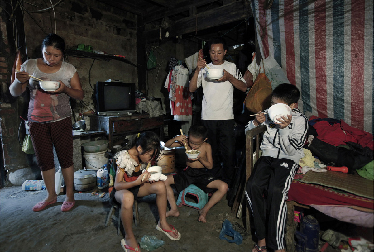 江西来的一民工家庭,一家5个人挤在出租房子里站着吃饭,连一张象样的