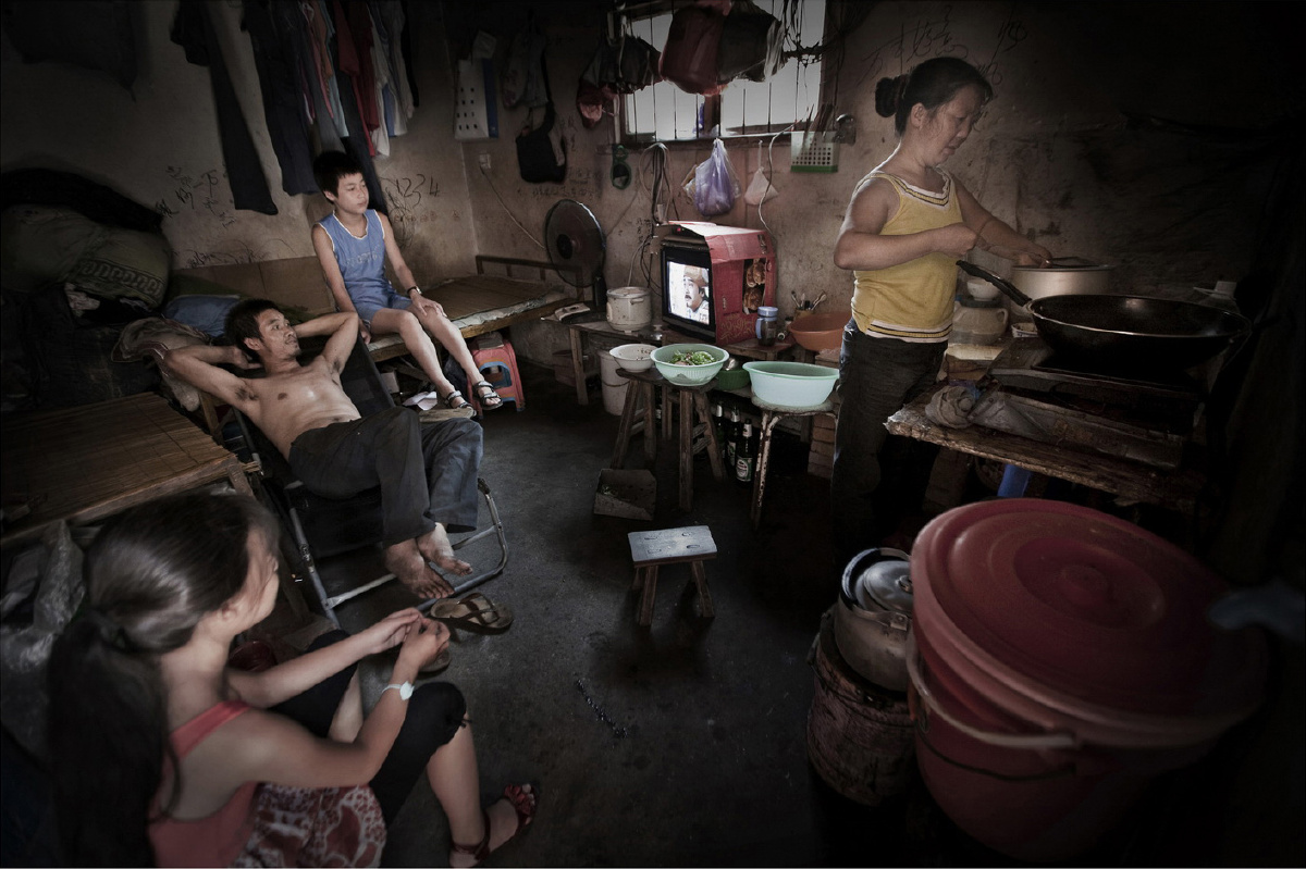 贵州来的民工一家5个人挤在一间小房里等待女主人的中饭