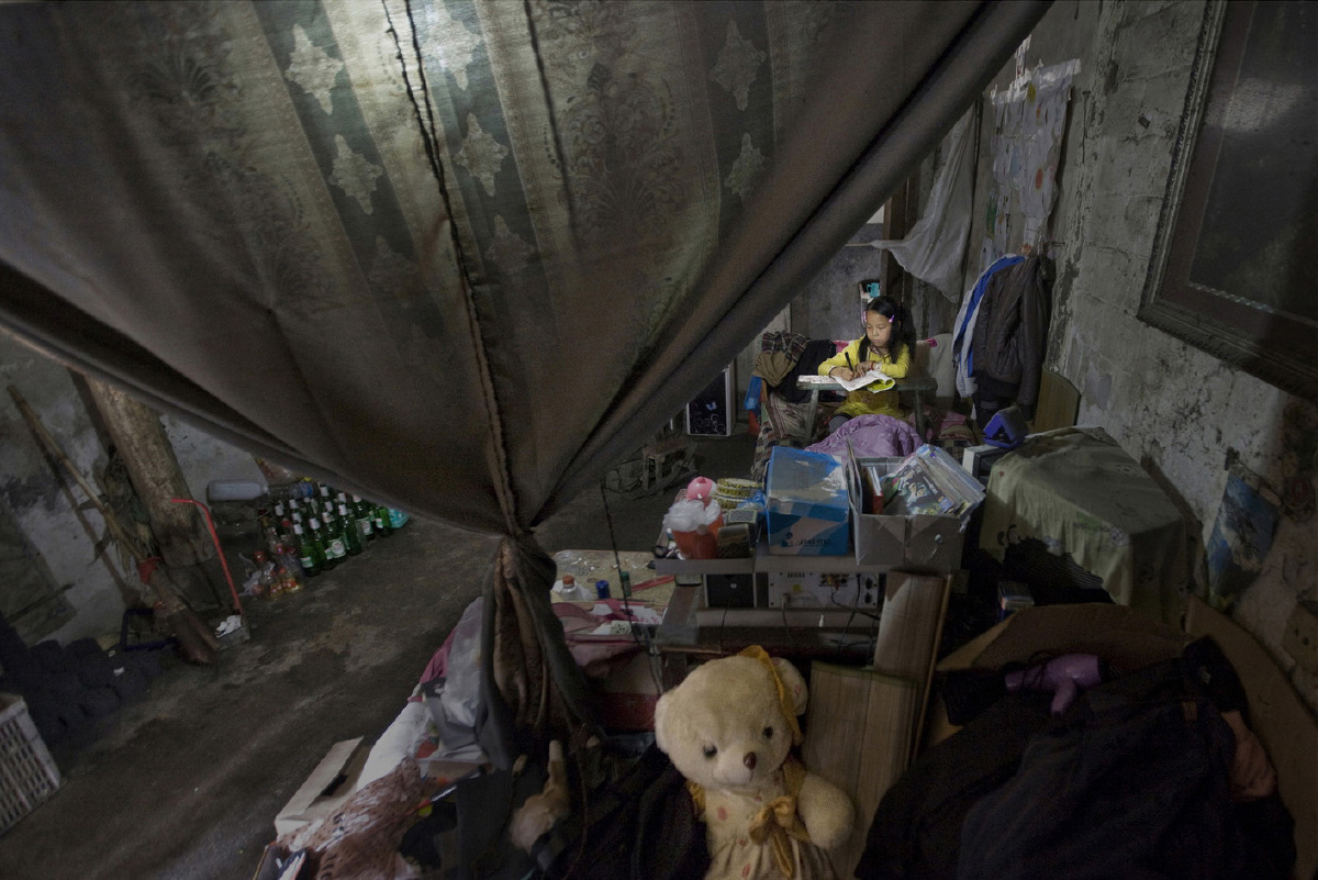 牛村在永康方岩上小学四年期的巩心驰,她的爸,妈,哥都到厂里打工去了