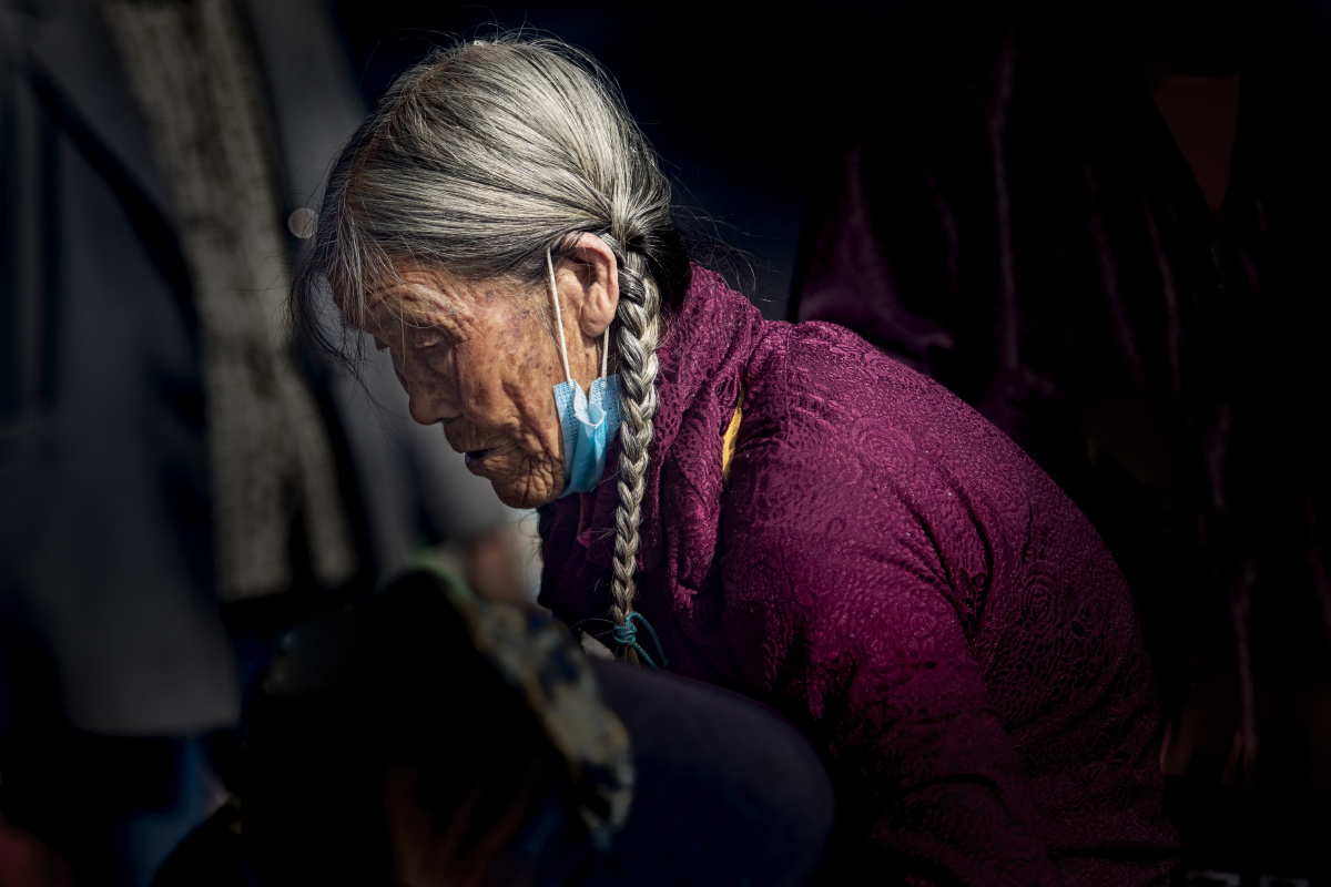 扎小辫子的老阿婆