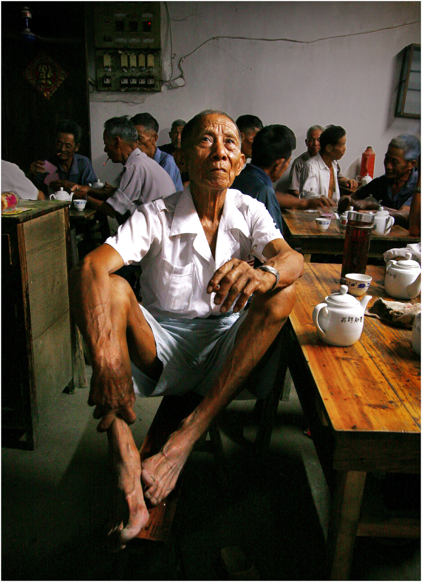 老茶室里看电视的老人