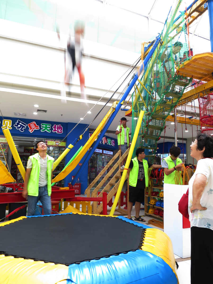 在一个商场里,发现一个奶奶带着一个女孩,正在玩蹦极,那种速度感和快