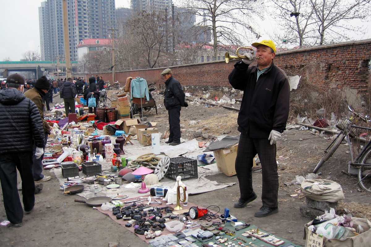 显然是个摆摊小贩,但是他有尊严,他有自己的乐趣,这是一种与生俱来的