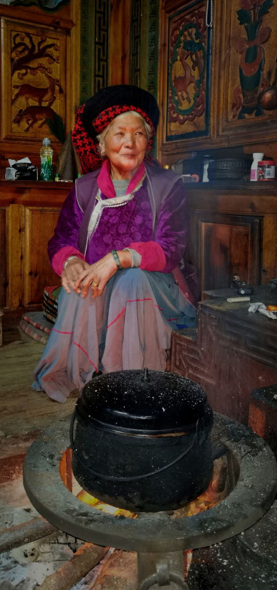 老祖母美丽的泸沽湖畔有中国最后一个母系社会老祖母是家族中最受尊崇