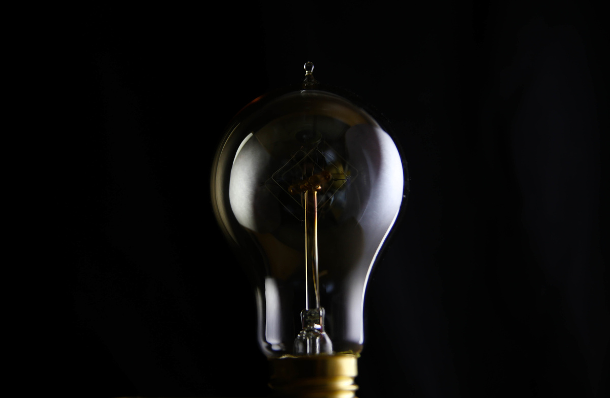 灯……完成  br /> 在宿舍拍灯泡好难……第一次拍跪求大神指点指点啊