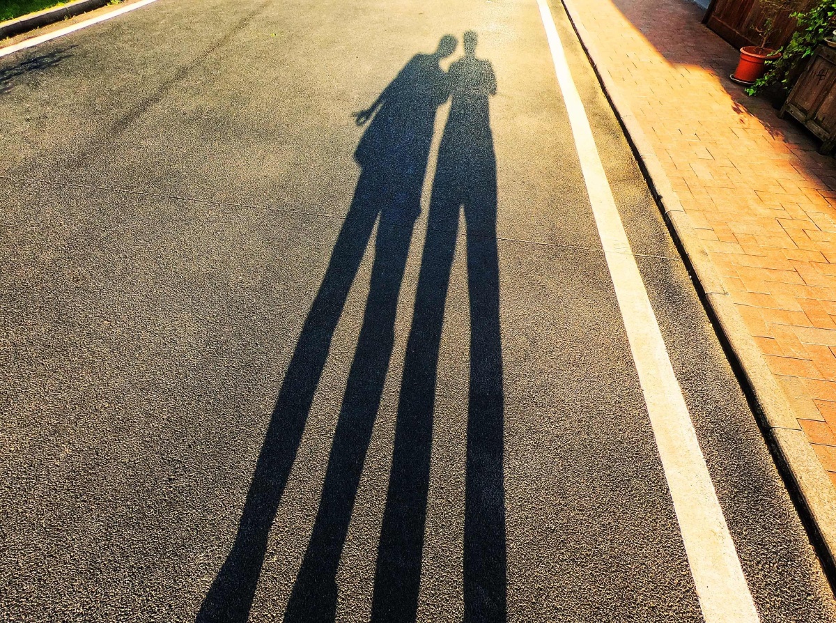 正值夕阳西下,看到影子果断拿出狗6利用超广角视野实现了我俩