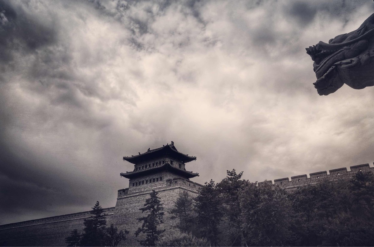 当日阴天,漫步到城墙边,有感历史沧桑,城市变迁,于是按下快门!