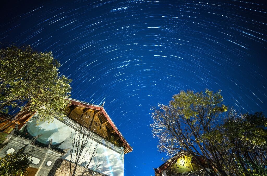 16年元旦云南之旅终于成行，丽江古城的夜景真的很一般，但是没有太多的光污染成就了璀璨的星空，四十分钟67张星轨