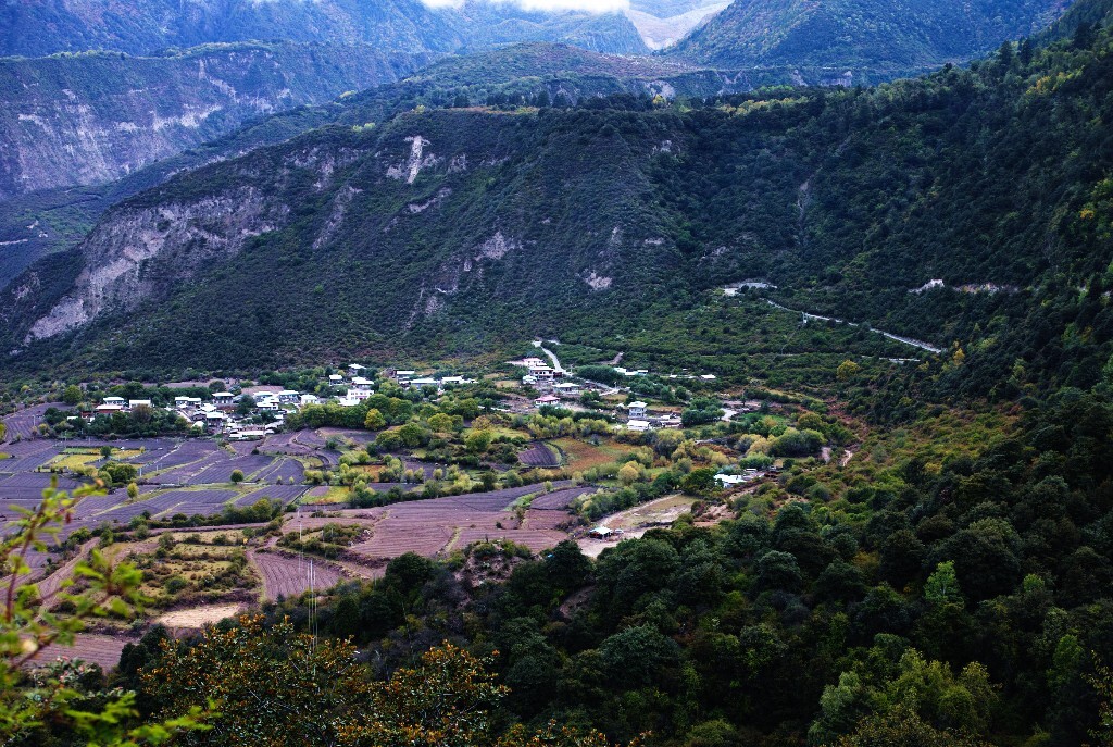 雅鲁藏布大峡谷里的村庄
