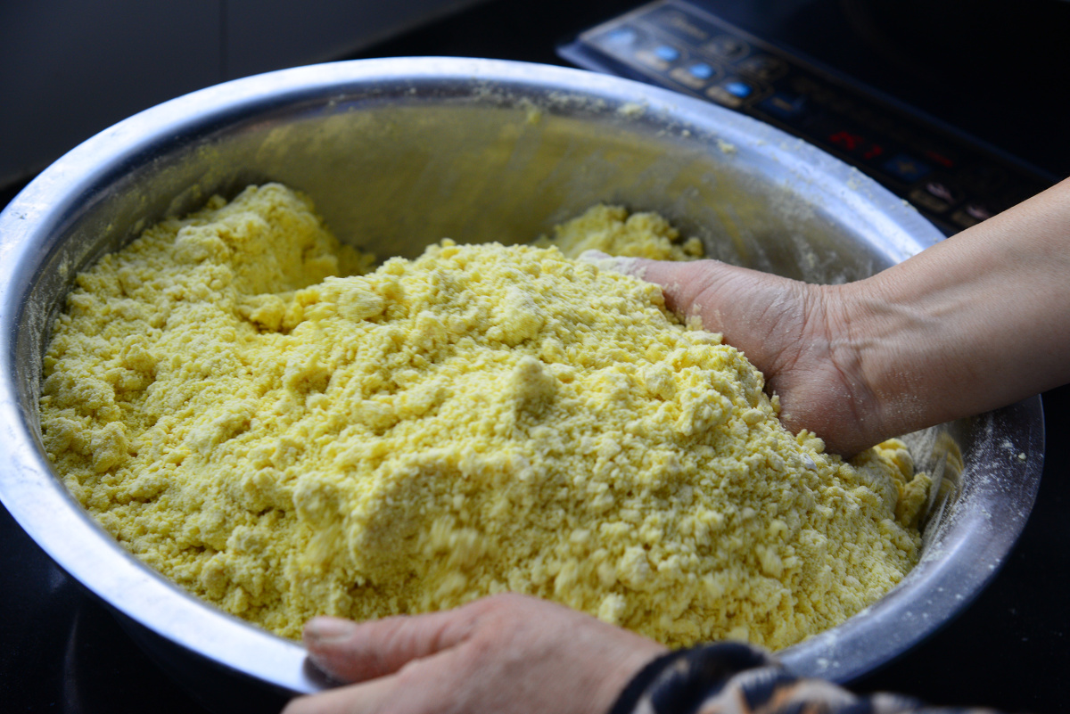 先把已经碾碎的糜子面,用水把它调匀(少许即可)