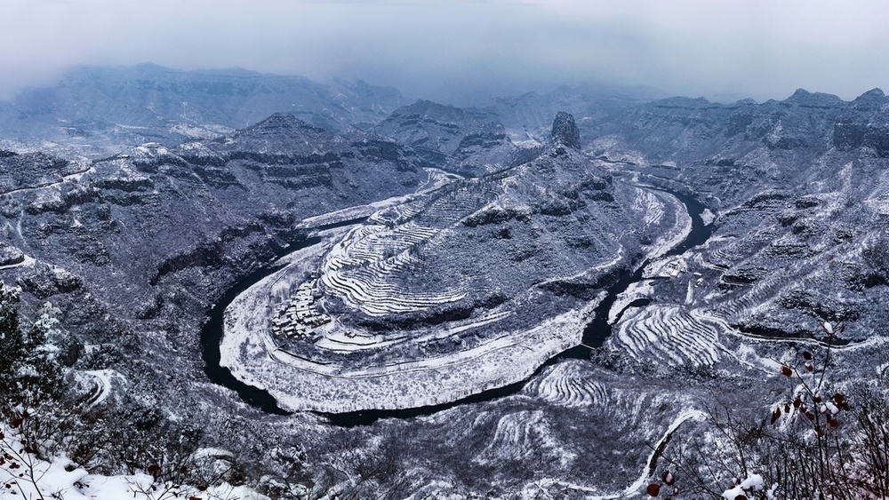 山西省晋城市泽州县李寨风景区的沁河,有一处360度的河流急转段,被