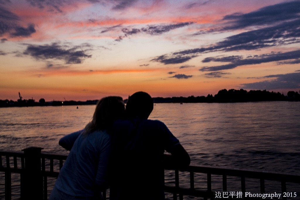 一起看夕阳<br />
一起牵手走<br />
无论前面如何崎岖<br />
只要爱<br />
一定要记住曾经印在心里<br />
每一个画面