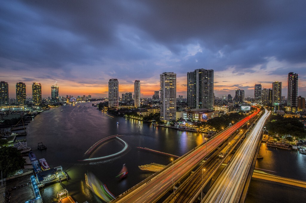 第一次在国外爬楼<br />
出发前做了曼谷夜景拍摄的攻略<br />
这个机位是计划外的<br />
本来安排的时间极其有限<br />
而且第一次自由行<br />
还是在语言上有诸多的不便<br />
幸运的是<br />
自己悄悄的爬上了湄南河畔的高楼之巅<br />
俯瞰城市夜景的时候震撼了<br />
曼谷之巅<br />
湄南河恋