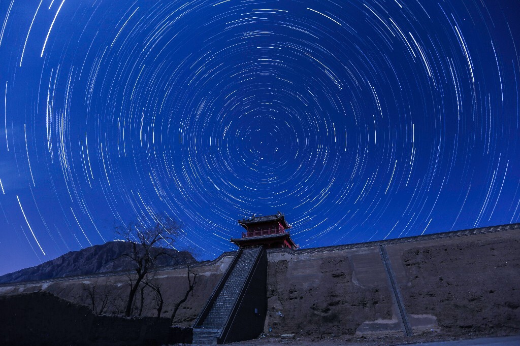 寂静的夜<br />
寂静的古城<br />
守候你的美<br />
守候你的心<br />