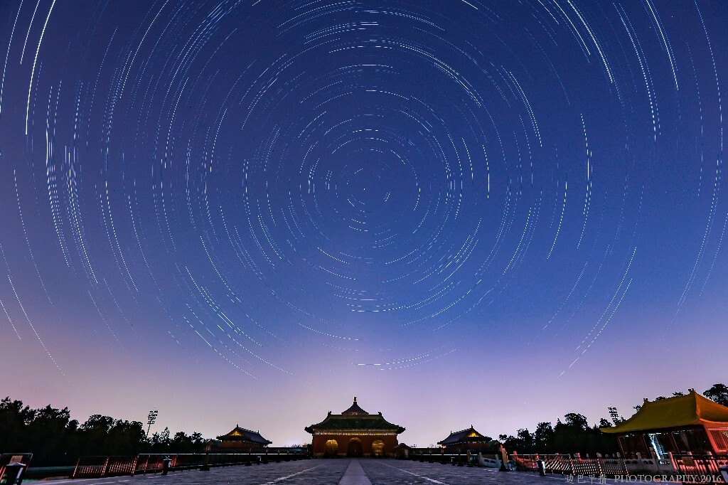 追逐夜的美<br />
追逐夜的魅<br />
在冬春交替的季节<br />
完成天坛的星轨圆梦
