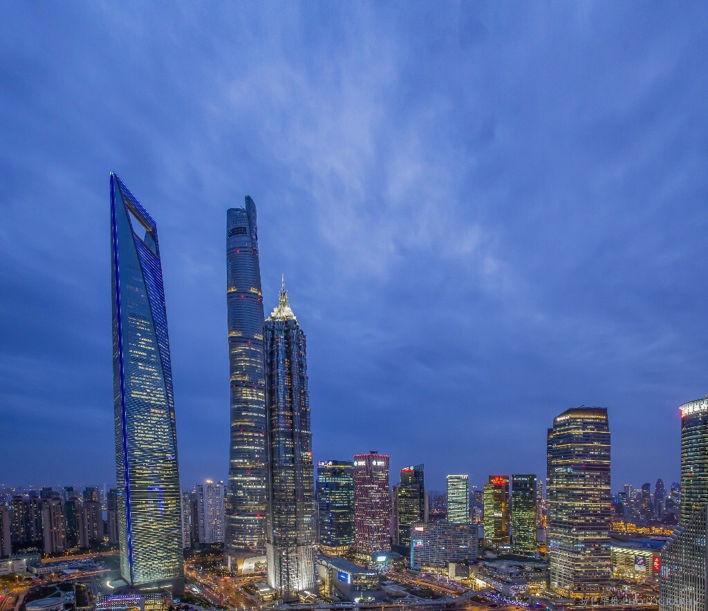 因为国家地理月刊<br />
看到很多城市风光的图片<br />
从2015年9月开始爬楼<br />
慢慢的迷恋上这种题材的拍摄<br />
越来越多的站在了北京城市之巅<br />
对于来上海拍片来说<br />
只是一个想法而已<br />
很巧的是在3月23日<br />
来上海爬楼拍照<br />
得到了实现<br />
也亲身实地的感受一下魔都的魅力<br />
在合适的时间<br />
出现在合适的地点<br />
给力的天空出现了魅惑的蓝<br />
魔都之巅<br />
感受非凡