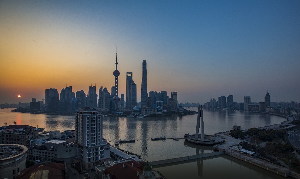 偶的时间来上海<br />
一直以来有个愿望<br />
就是能看到黄浦江的日出<br />
守候了二个早晨<br />
期待的时刻如约而至<br />
感受日出<br />
感受生命的美好