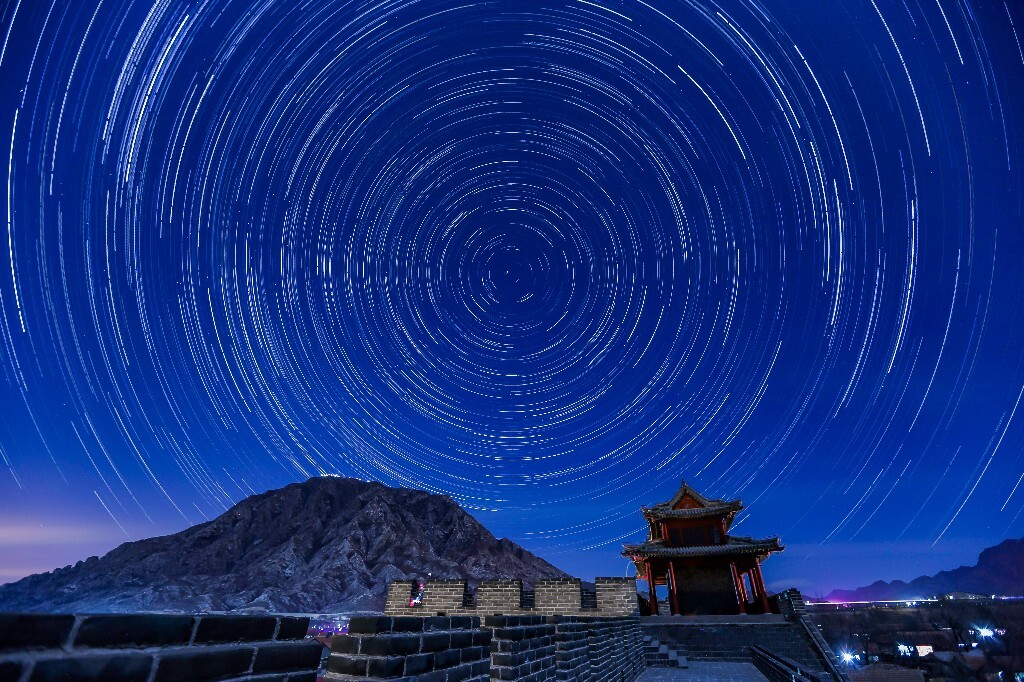 追逐夜的美<br />
追逐夜的魅<br />
追逐星野的诱惑<br />
感受古城的静谧