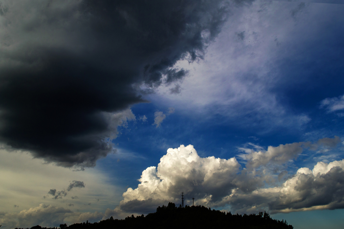 夏天的天空乌云密布