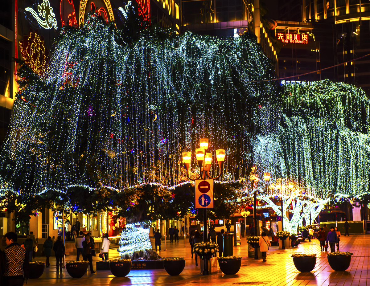 夜色依然是那么迷人,路边的霓虹闪烁着,发出五光十色的炫人灯光,在