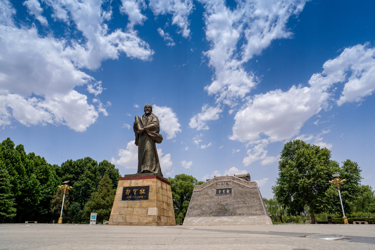 矗立在河北邢台达活泉公园的中国古代天文学家郭守敬塑像