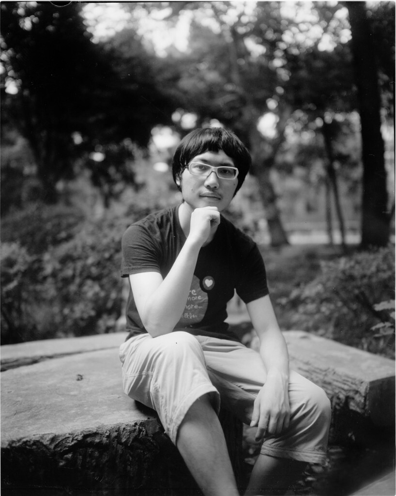 即将毕业的我，同学帮忙拍下，地点是学校的一处花园
