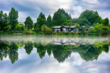 丽江黑龙潭公园湖面倒影