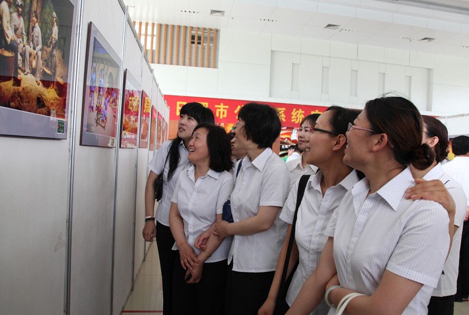 女职工看到自己去延安体验红军纺线的镜头格外开心<br />
女职工看到自己去延安体验红军纺线的镜头格外开心