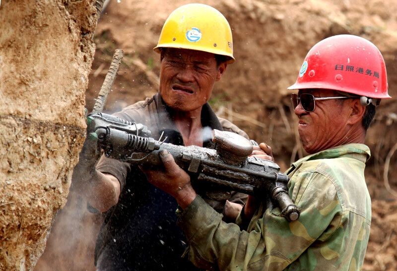 筑路工人<br />
拍摄于五莲县筑路工地.
