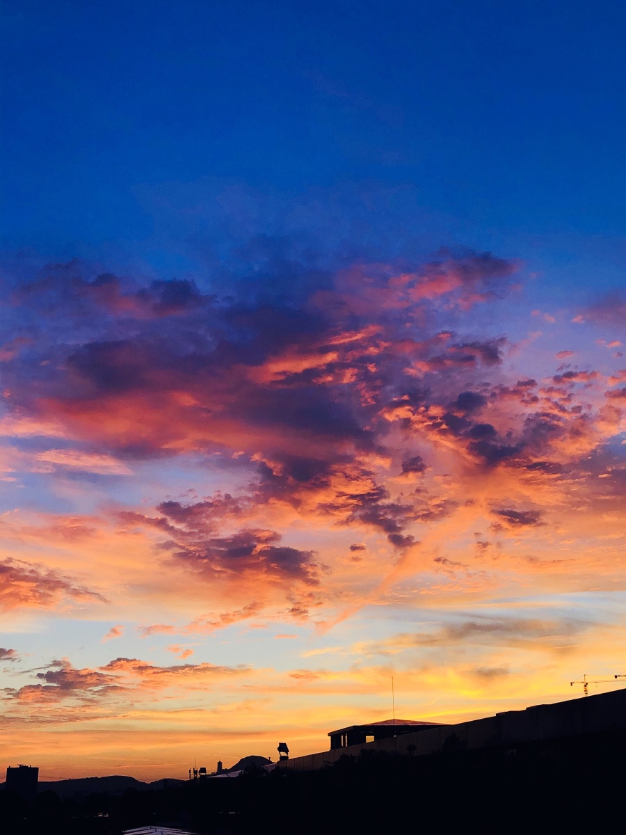 与楼顶的晚霞相约