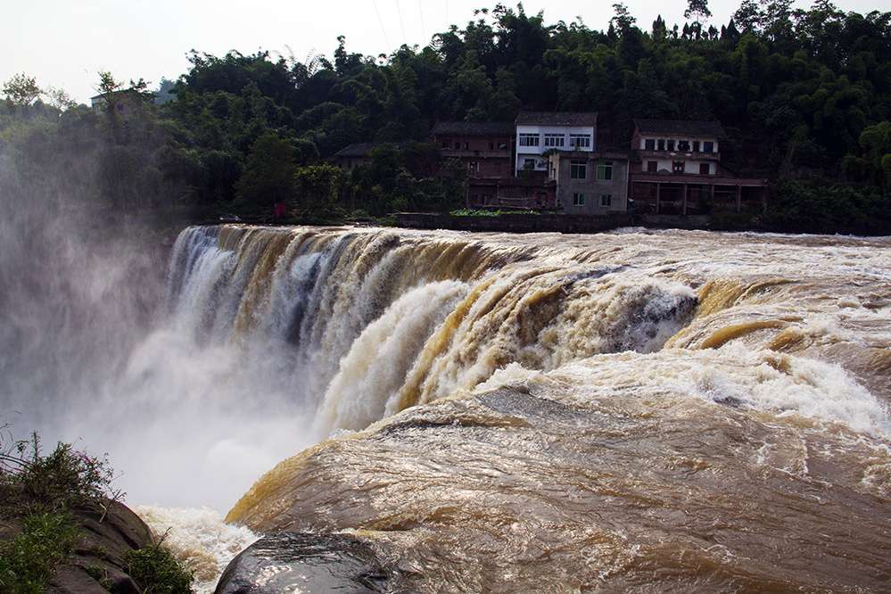 四川广安万春桥瀑布