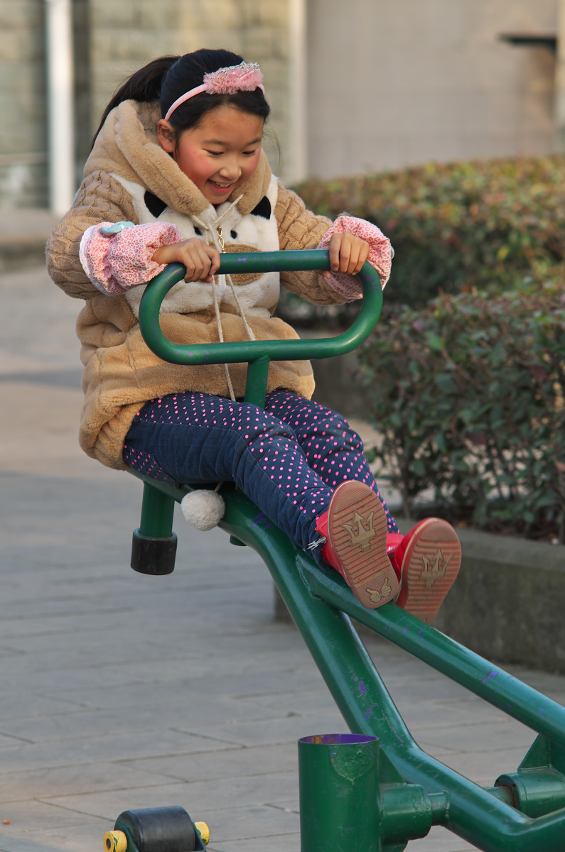 玩跷跷板